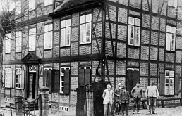 Die Müllergesellen vor der Mühle, um 1900&nbsp;&copy;&nbsp;Amt Trittau